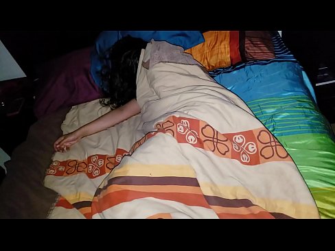 ❤️ Anak tiri berating ibu tiriné enom nalika dheweke turu. ❌ Video jancok ing kita ﹏